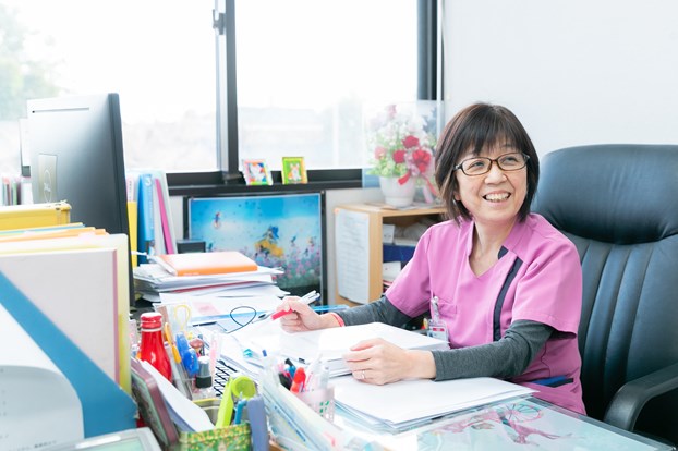 教育制度や福利厚生など、働く環境について詳しく教えてください。