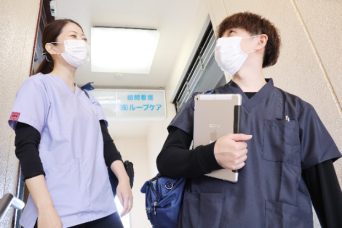 自宅から社用車で出勤。直接利用者様のもとへ