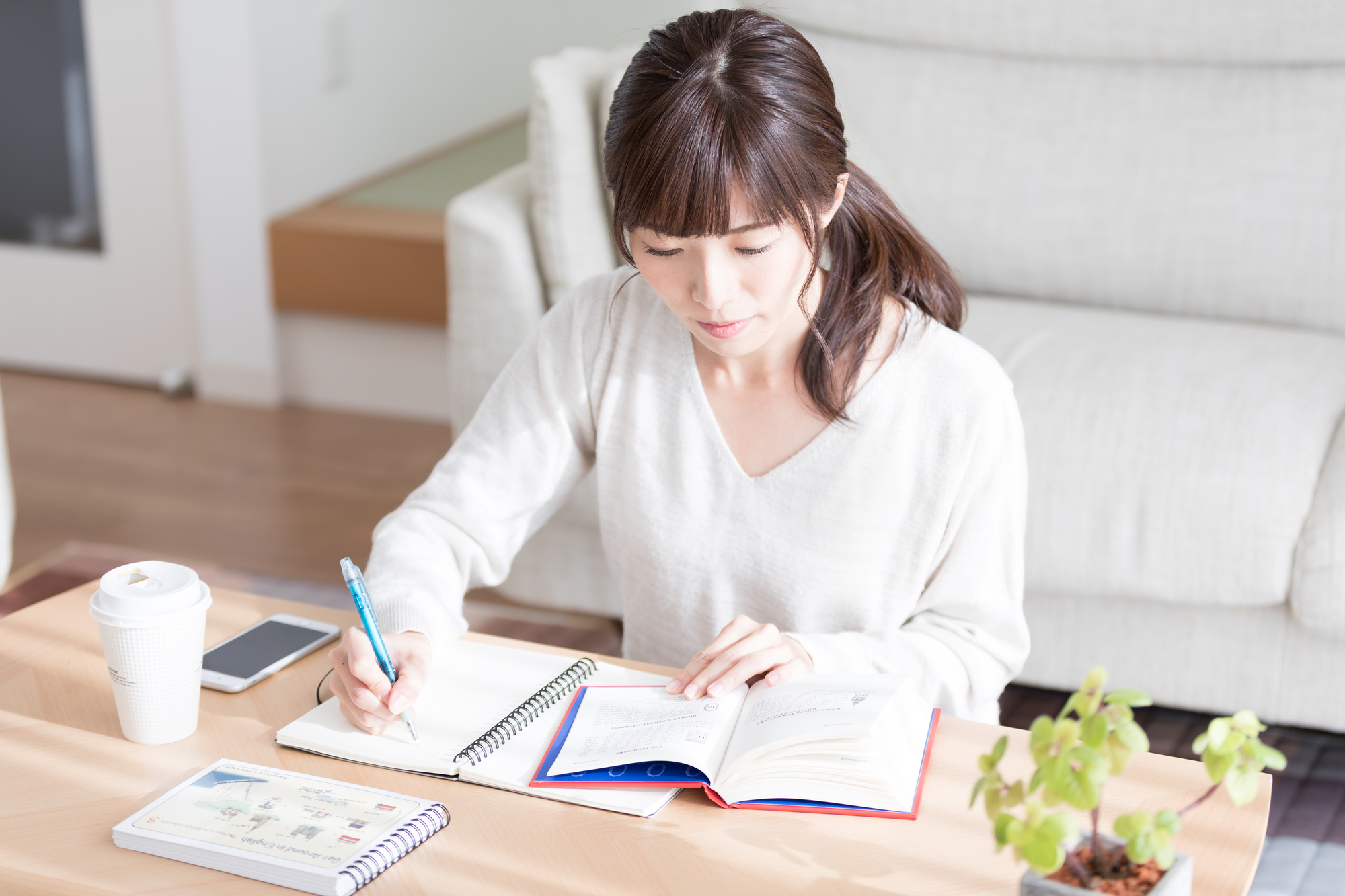 心理学の資格を独学で取得する女性