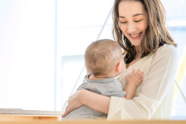 育休中に給料はもらえる?　受け取れる給付金や手当について解説