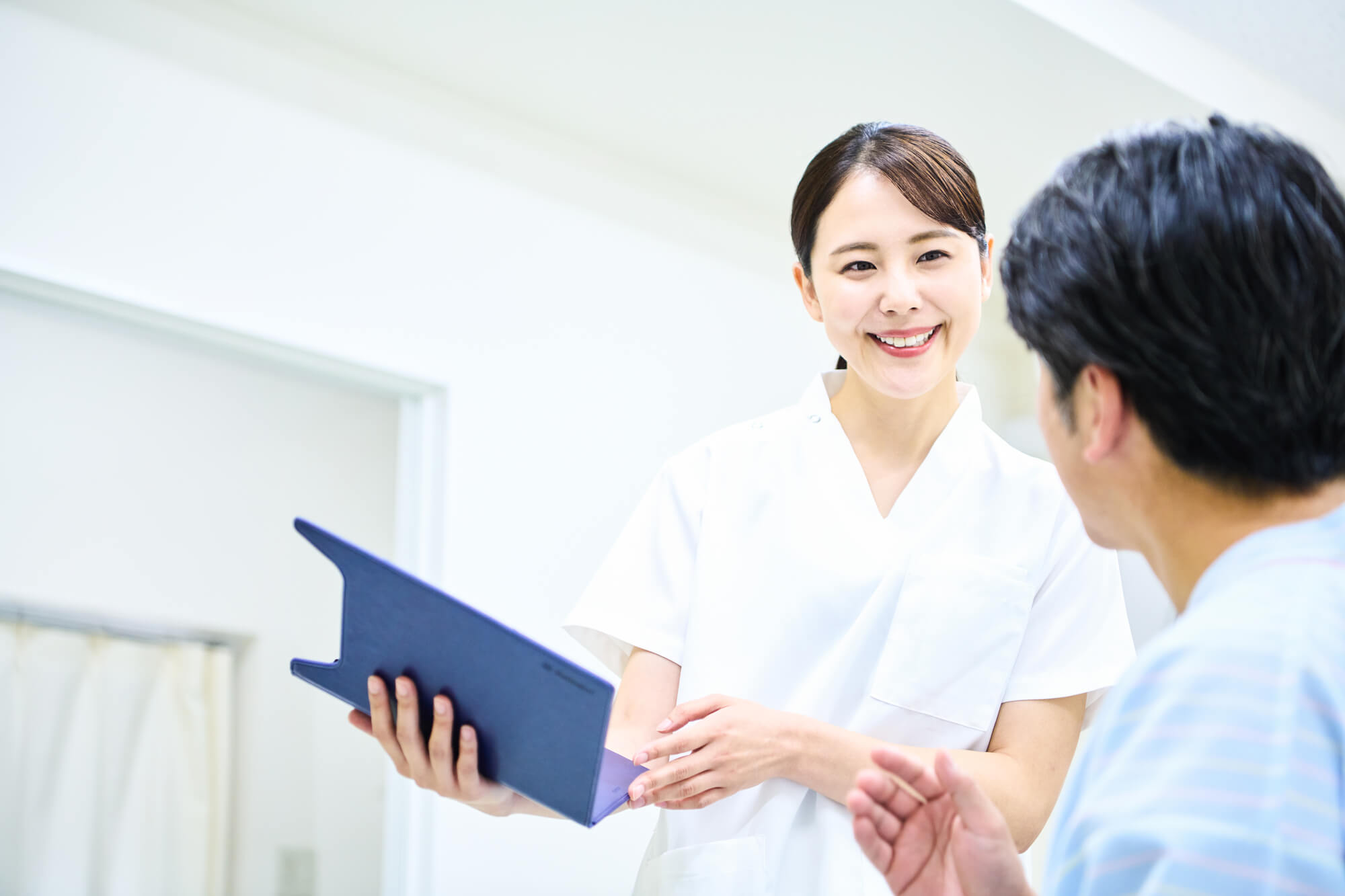 腹部膨満感を緩和するガス抜きの手順・方法