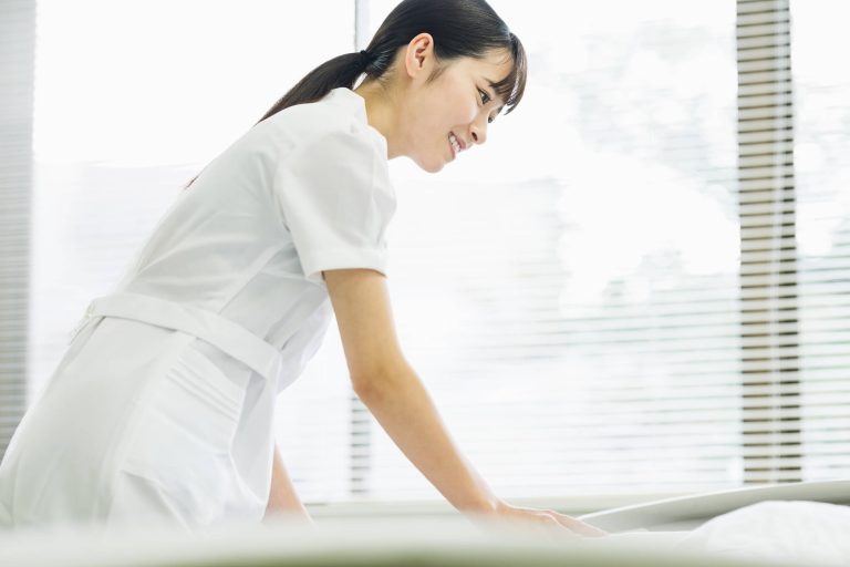 体位変換の重要性と目的は？ 手順や看護技術のポイントを解説