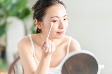 涙袋は自分で作れる！トレーニングやメイク方法を解説